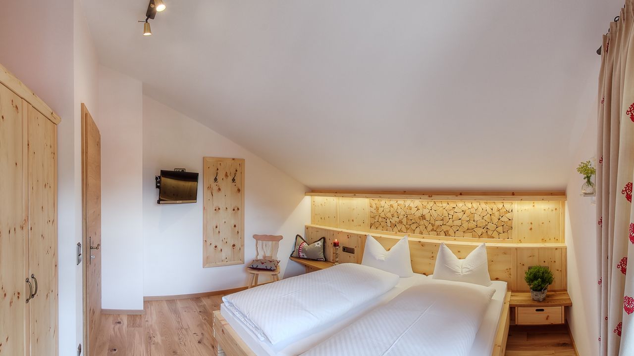 Schlafzimmer II mit maßgefertigter Zirbenholzausstattung, TV und Ostbalkon Schlafzimmer II mit maßgefertigter Zirbenholzausstattung, TV und Ostbalkon